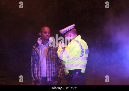 Drink di Natale iniziativa di unità da Thames Valley Police nella città di Milton Keynes, Inghilterra, Regno Unito. Foto Stock