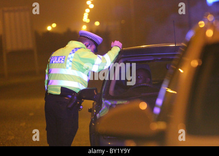 Drink di Natale iniziativa di unità da Thames Valley Police nella città di Milton Keynes, Inghilterra, Regno Unito. Foto Stock