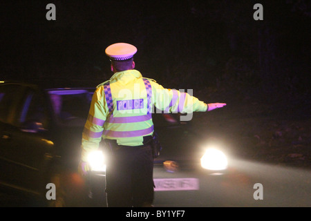 Drink di Natale iniziativa di unità da Thames Valley Police nella città di Milton Keynes, Inghilterra, Regno Unito. Foto Stock