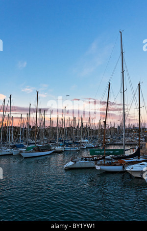 Barche a vela a Moll de la Fusta Port Vell Barcellona Spagna Foto Stock