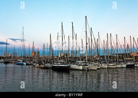 Barche a vela a Moll de la Fusta Port Vell Barcellona Spagna Foto Stock