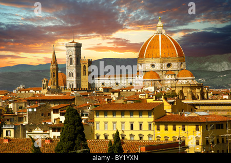 Tetto vista superiore della torre belll e la cupola del Duomo di Firenze cattedrale, Italia Foto Stock