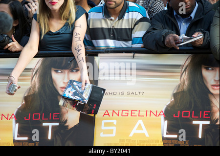 Ventole clamore per gli autografi da Angelina Jolie alla premiere di 'Salt," il 16 agosto 2010, all'Impero, Leicester Square Foto Stock