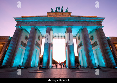 La germania,Berlino, Porta di Brandeburgo illuminata al crepuscolo e durante la festa delle luci Foto Stock