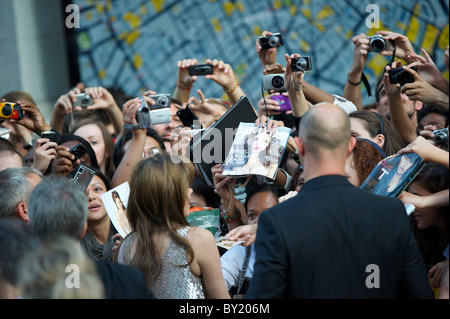 Ventole clamore per gli autografi da Angelina Jolie alla premiere di 'Salt," il 16 agosto 2010, all'Impero, Leicester Square Foto Stock