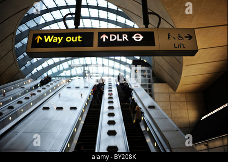 Vie di uscita segno alla stazione metropolitana di Canary Wharf Foto Stock