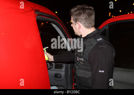 Drink di Natale iniziativa di unità da Thames Valley Police nella città di Milton Keynes, Inghilterra, Regno Unito. Foto Stock