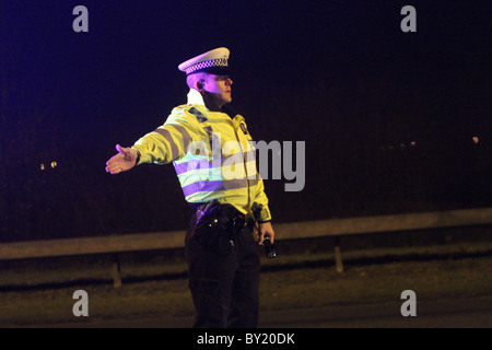 Drink di Natale iniziativa di unità da Thames Valley Police nella città di Milton Keynes, Inghilterra, Regno Unito. Foto Stock