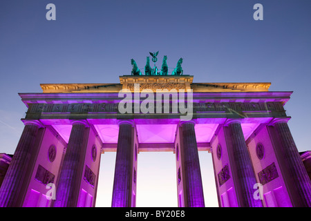 La germania,Berlino, Porta di Brandeburgo illuminata al crepuscolo e durante la festa delle luci Foto Stock