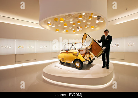 La germania,la Baviera,Monaco di Baviera,museo BMW 1955 BMW Isetta sul display Foto Stock