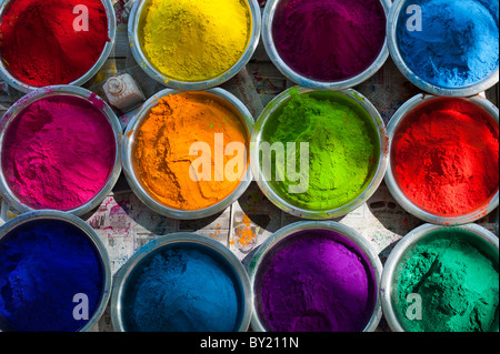 Guardando verso il basso sulla colorata di riso indiano in polvere in ciotole di metallo utilizzato per la realizzazione di disegni e modelli rangoli al festival. Andhra Pradesh, India Foto Stock