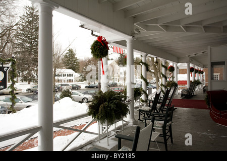 Sedie sul portico frontale del Red Lion Inn si affacciano sulla strada principale a Stockbridge, MA. Foto Stock