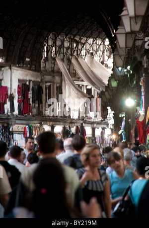 Gli acquirenti siriano a piedi attraverso la trafficata e affollata al mercato Hamidiyah, un tipico mezzo souq orientale nella città vecchia di Damasco, Siria. Foto Stock