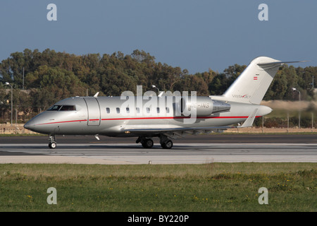 Bombardier Challenger 605 jet executive azionato da VistaJet sulla pista pronti per il decollo da Malta Foto Stock