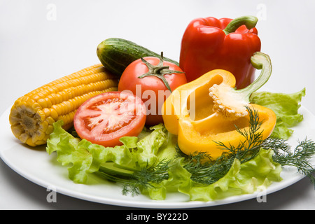 Immagine di pomodoro, cetriolo, pepe, granturco e verdure posto sulla piastra Foto Stock