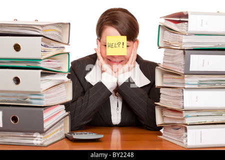 Business Woman in ufficio desperated ist e grida. Isolato su sfondo bianco. Foto Stock