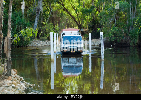 Australia, Territorio del Nord, il Parco Nazionale Kakadu. Una trazione a quattro ruote motrici il veicolo attraversa Jim Jim Creek. Foto Stock