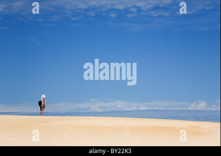 Australia e Tasmania, Strahan. Un escursionista si affaccia su Henty Dune - un deserto-come distesa di dune marittime vicino Strahan. Foto Stock