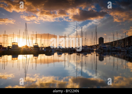 Australia e Tasmania, Hobart. Tramonto su Sandy Bay marina. Foto Stock