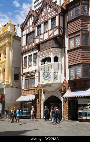 Australia, Western Australia Perth. La torre dell orologio ingresso alla corte di Londra in Hay Street Mall. Foto Stock