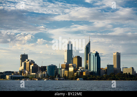 Australia, Western Australia Perth. Vista sul Fiume Swan per lo skyline della città al tramonto. Foto Stock