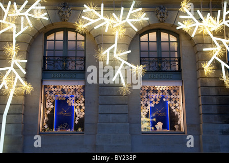 Breguet shop illuminata di notte a Place Vendome Square, Parigi, Francia Foto Stock