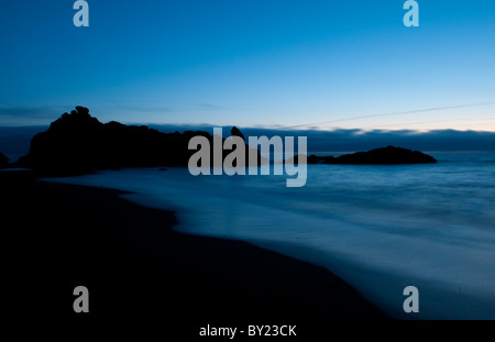 Bella foto notturne con esposizioni lunghe di rocce e oceano vicino Newport Oregon su Oregon Coast Foto Stock