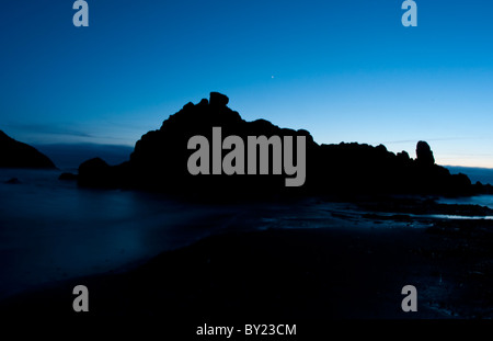 Bella foto notturne con esposizioni lunghe di rocce e oceano vicino Newport Oregon su Oregon Coast Foto Stock