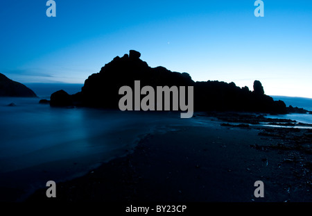 Bella foto notturne con esposizioni lunghe di rocce e oceano vicino Newport Oregon su Oregon Coast Foto Stock