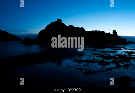 Bella foto notturne con esposizioni lunghe di rocce e oceano vicino Newport Oregon su Oregon Coast Foto Stock