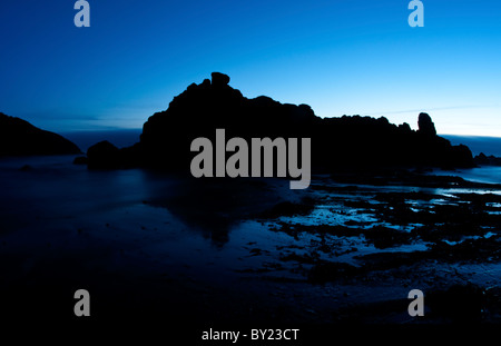 Bella foto notturne con esposizioni lunghe di rocce e oceano vicino Newport Oregon su Oregon Coast Foto Stock