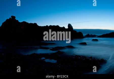 Bella foto notturne con esposizioni lunghe di rocce e oceano vicino Newport Oregon su Oregon Coast Foto Stock