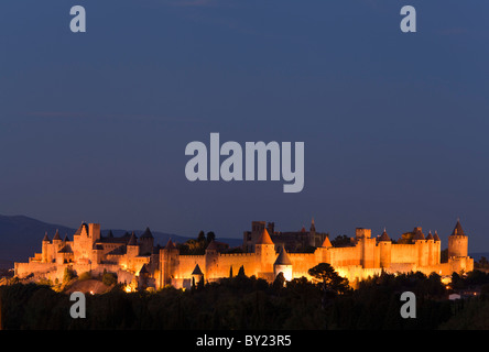 Francia, Languedoc-Rousillon, Carcassonne. Le fortificazioni di Carcassonne al crepuscolo. Foto Stock