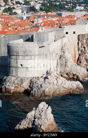 La città di Dubrovnik a muro sul Mare Adriatico in Croazia Foto Stock