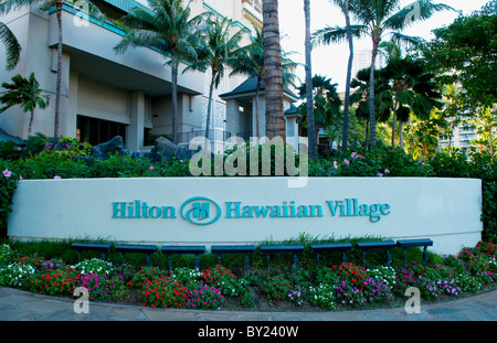 Honolulu Hawaii segno del famoso Hilton Hawaiian Village nella spiaggia di Waikiki di Oahu Foto Stock