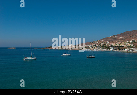 Syros Grecia Isole Finikas spiagge di Porto in acqua con rilassanti turisti Foto Stock