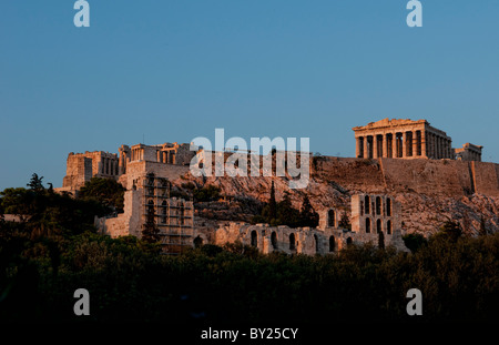 Scenic twilight vista sull'Acropoli Partenone hill centro cittadino di Atene Grecia guardando il rovine greche memorial landmark Sunset Foto Stock