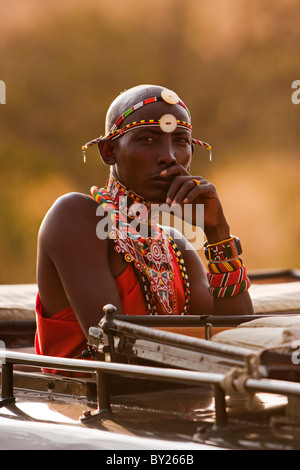 Kenia Masai Mara riserva nazionale. Una guida safari spotting per turisti mentre su safari. Foto Stock