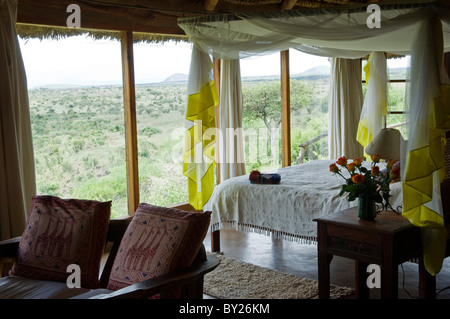 Kenya, Laikipia, Lewa Downs. Una delle camere da letto degli ospiti a percorsi selvaggi, un lusso safari lodge gestito e di proprietà di volontà e Foto Stock