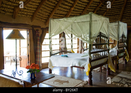 Kenya, Laikipia, Lewa Downs. Una delle camere da letto degli ospiti a percorsi selvaggi, un lusso safari lodge gestito e di proprietà di volontà e Foto Stock