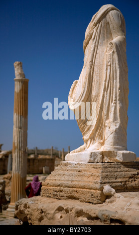 Sabratha, Libia; un rudere da una statua e una colonna ancora in piedi nella antica città romana off Sabratha appena fuori la Foto Stock