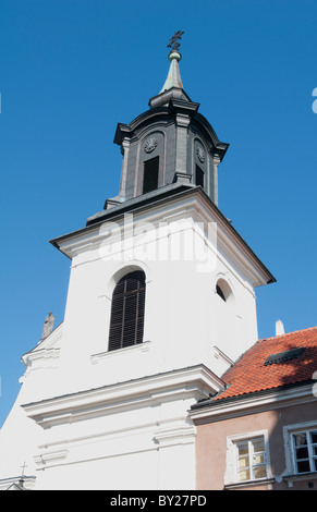 Il campanile della chiesa nella città vecchia per turisti di Varsavia Polonia Freta Street Foto Stock