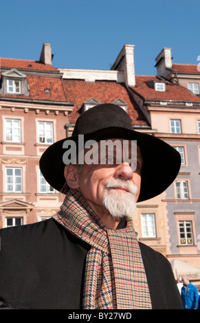 Chiusura del vecchio uomo che gioca in vecchio stile di musica nelle principali città vecchia piazza principale Varsavia POLONIA Foto Stock