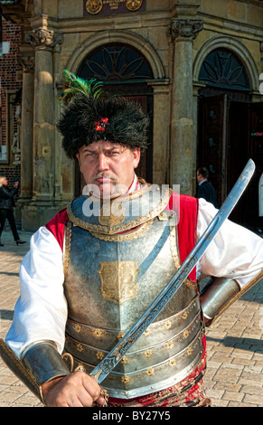 Interessante il ritratto di uomo blindato in costume con la spada nella piazza principale del mercato bella Cracovia Polonia Foto Stock