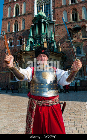 Interessante il ritratto di uomo blindato in costume con la spada nella piazza principale del mercato bella Cracovia Polonia Foto Stock