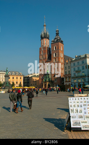 Bella St Marys chiesa cattolica nella piazza principale del mercato bella Cracovia Polonia Foto Stock