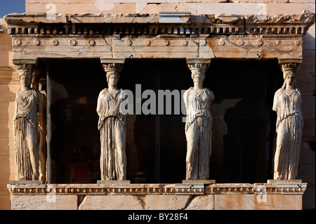 Le cariatidi, statue che 'served' come colonne, presso l'antico tempio di Erechtheion, Acropoli di Atene. Foto Stock