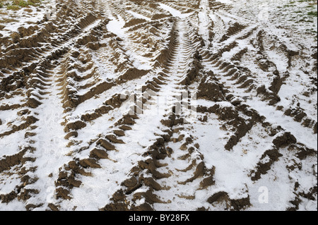 Veicolo agricolo le vie coperte di neve, Norfolk, Regno Unito, dicembre Foto Stock