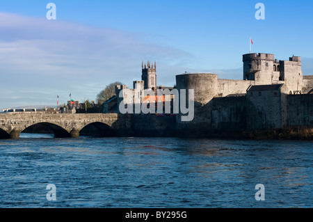 Il re Giovanni il castello e il fiume Shannon, Limerick, County Limerick, Munster, Repubblica di Irlanda (Eire) l'Europa. Foto Stock