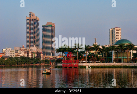 Tranquillo Lago a Truc Bach lago con cigni relax acqua di fiume al tramonto in Hanoi Vietnam Foto Stock